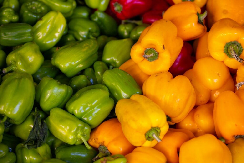 a pile of peppers sitting next to each other